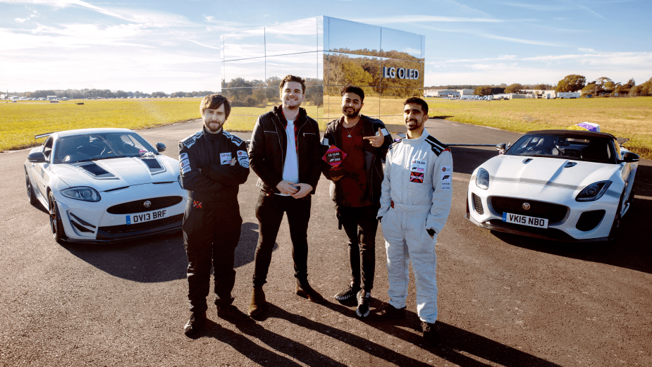 LG OLED X Forza Horizon 5 Unleashed on the QS-220 motion platform - photo 1