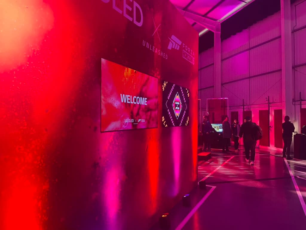 LG OLED X Forza Horizon 5 Unleashed on the QS-220 motion platform - photo 3
